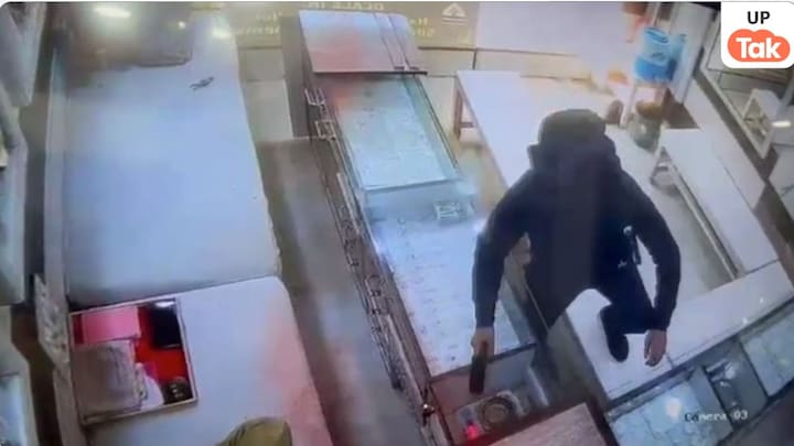 मोदीनगर की ज्लैलरी शॉप में घुसा अंकित फिर कारोबारी गिरधारी लाल वर्मा पर फेंकी लाल मिर्च और चापड़ से काट डाला UP Tak