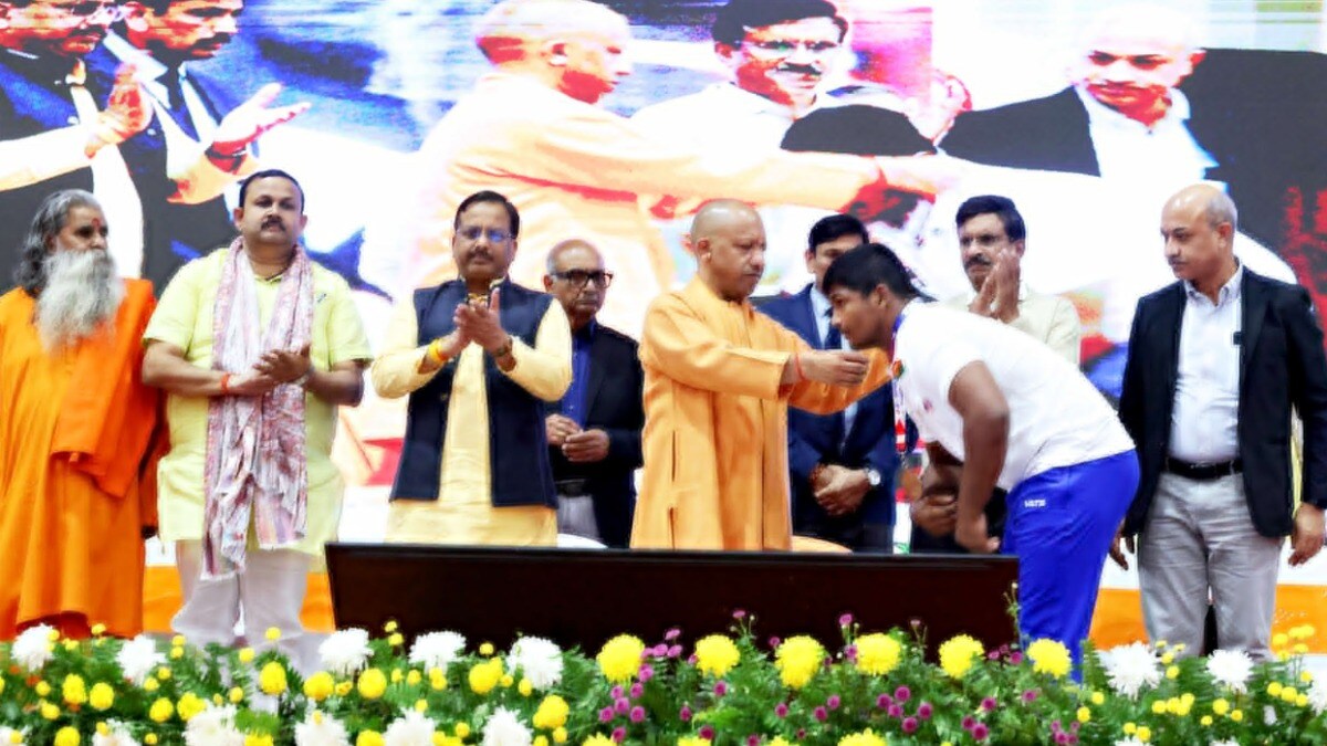 नेशनल स्कूल गेम कुश्ती के विजेताओं से मिले सीएम योगी आदित्यनाथ और किया ये ऐलान CM Yogi Sports Announcements