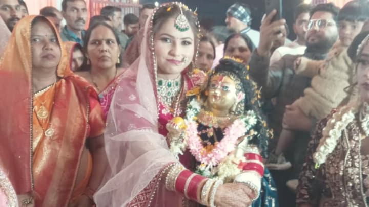 बांके बिहारी के प्रसाद में मिली थी सोने की अंगूठी तो पिंकी शर्मा ने ले लिया जिंदगी का सबसे बड़ा फैसला Badaun, Badaun News, Badaun Viral News, Badaun Latest News, UP News, UP Viral News, बदायूं, बदायूं न्यूज, बदायूं वायरल न्यूज, बदायूं लेटेस्ट न्यूज, यूपी न्यूज, यूपी वायरल न्यूज