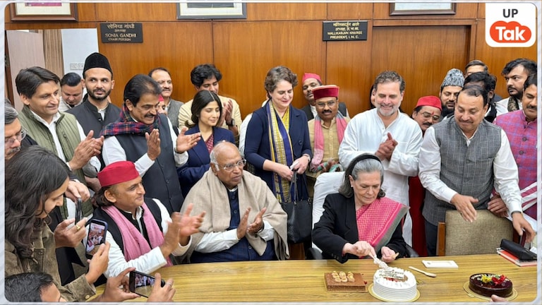 जब सोनिया गांधी के जन्मदिन का केक कट रहा था तो वहां अखिलेश यादव और डिंपल का दिखा ऐसा रिएक्शन Sonia Gandhi Birthday Celebrations