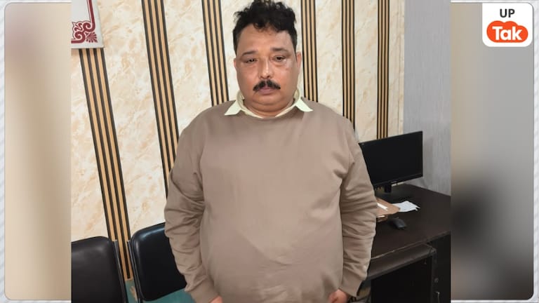 PDA के क्लर्क अजय ने घूस में जैसे लिया कैश एंटी करप्शन वालों ने पकड़ा तभी उसके साथी पुलिसवालों को ही लगे पीटने! Prayagraj News