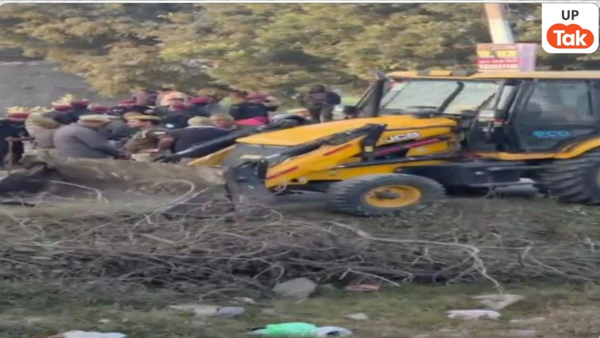 अतिक्रमण हटाने पहुंची ग्रेटर नोएडा प्राधिकरण की टीम, किसान बुलडोजर पर ही चढ़ गए... बिना एक्शन लिए वापस लौटे अधिकारी