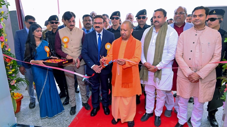 गोरखपुर को मिली 18 करोड़ की नई ITI बिल्डिंग, अभी तो ये चीजें भी मिलने की कतार में शामिल तस्वीर में सीएम योगी