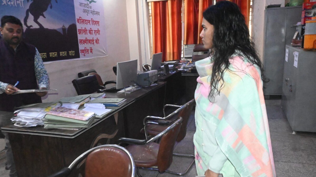 सुबह 10:10 बजे बांदा DM जे रीभा पहुंचींं विकास भवन, 11 अफसर और 35 कर्मी मिले गायब तो उन्होंने दे दिया ये आदेश Banda DM J Reebha