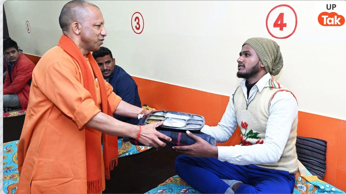 साफ सुथरे कंबल, गर्मागर्म खाना देकर रैन बसेरे में सीएम योगी आदित्यनाथ ने एक-एक का हाल-चाल पूछा