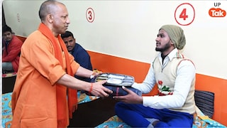साफ सुथरे कंबल, गर्मागर्म खाना देकर रैन बसेरे में सीएम योगी आदित्यनाथ ने एक-एक का हाल-चाल पूछा UP Tak