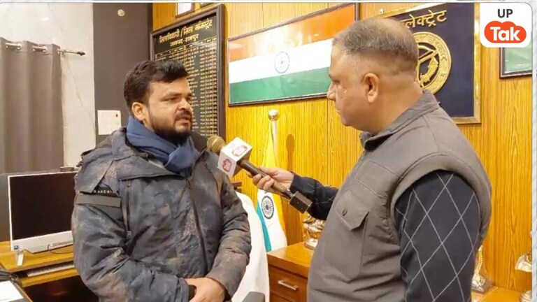 अपने गांव या जॉब वाले शहर, कहां रखें वोटर लिस्ट में नाम... जमीन और प्रॉपर्टी की दुविधा को रामपुर DM अजय द्विवेदी ने समझाया UP Tak