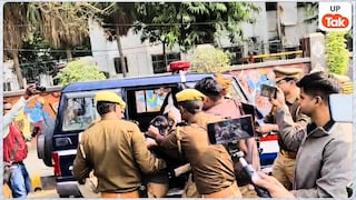 प्रयागराज में UPPSC के बाहर धरना दे रहे छात्रों को पुलिस ने बलपूर्वक खदेड़ा, झड़प भी हुई... अब ऐसा है यहां माहौल UP Tak