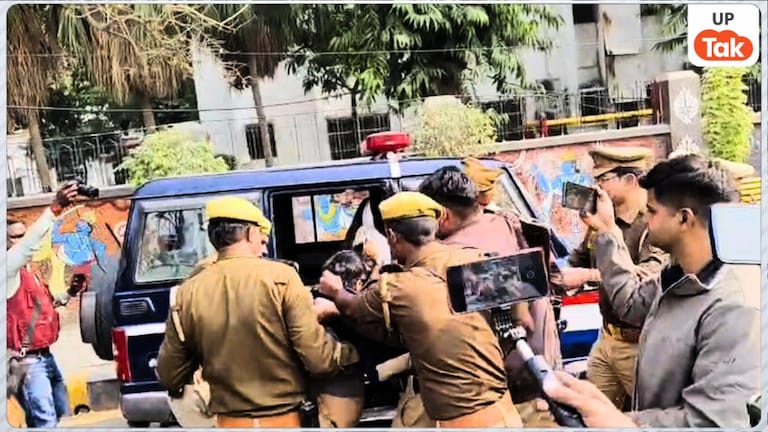 प्रयागराज में UPPSC के बाहर धरना दे रहे छात्रों को पुलिस ने बलपूर्वक खदेड़ा, झड़प भी हुई... अब ऐसा है यहां माहौल Prayagraj UPPSC Students Protest