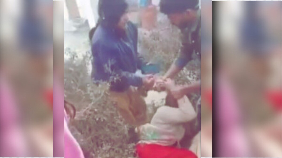 राशन में कीड़ा होने की शिकायत लेकर रसोइया पहुंची प्रिंसिपल रीता आर्य के पास तभी दोनों के बीच हो गई बड़ी मारपीट screengrab from viral video