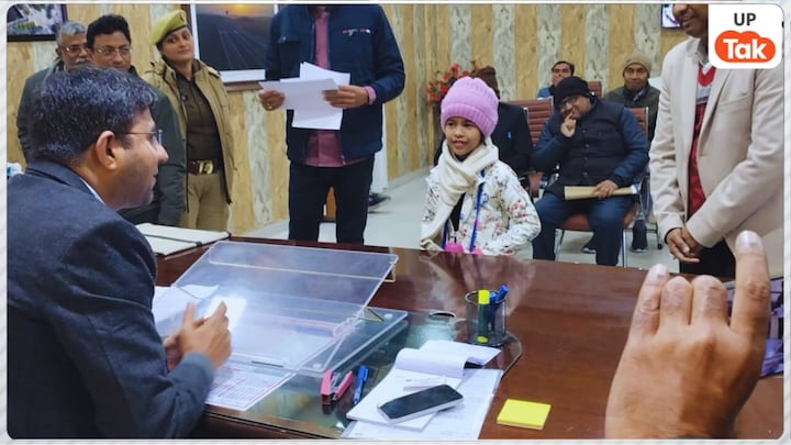 मैं देखना चाहती थी डीएम कैसे दिखते हैं...5 साल की जिज्ञासा के सवाल सुन जिलाधिकारी दीपक मीणा भी रह गए हैरान A student met with the DM