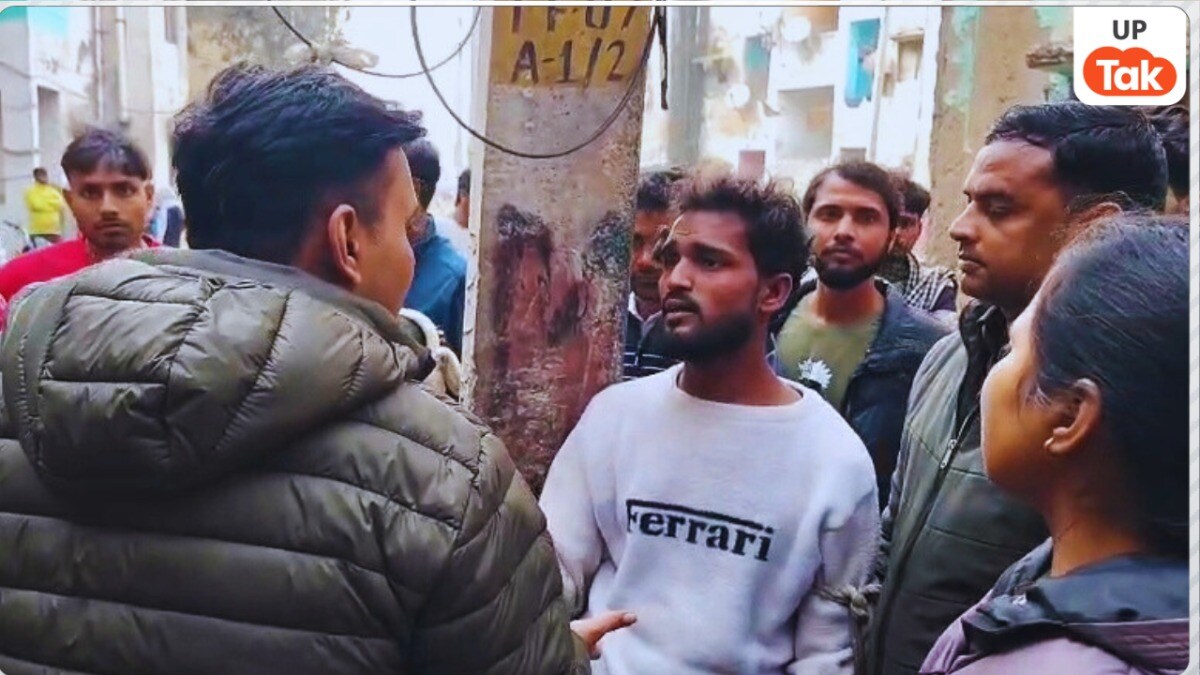 युवक ने की ऐसी घटिया हरकत कि महिलाओं ने उसे खंबे से बांधा फिर लात-घूंसे और चप्पलों की कर दी बारिश Agra viral video