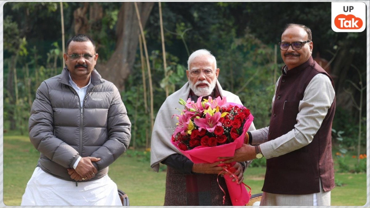 तस्वीर में बाएं से दाएं- महापौर अशोक तिवारी, पीएम मोदी और डिप्टी सीएम पाठक