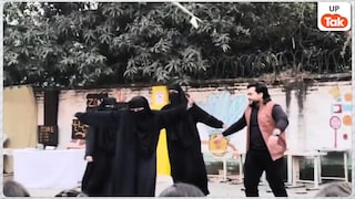 अमरोहा के मेस्को स्कूल में बुर्का पहनकर किया गया अक्षय खन्ना वाला स्टेप! बवाल इतना हुआ कि प्रिंसिपल की शामत आ गई UP Tak