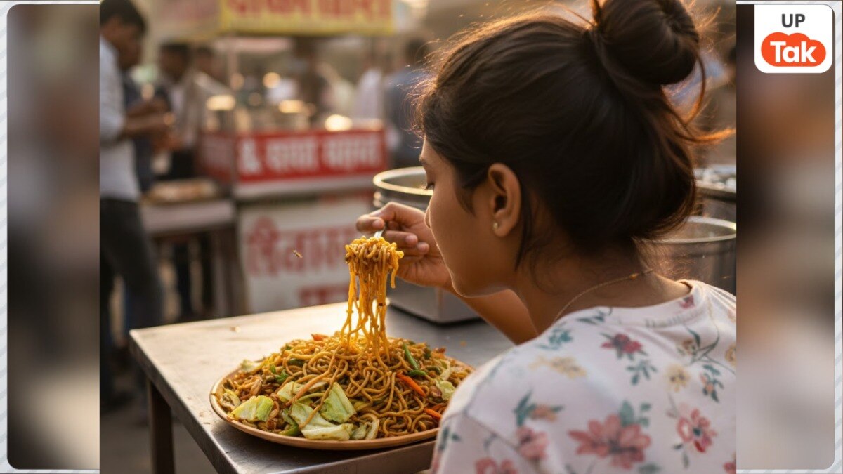 A girl eating fast food:सांकेतिक तस्वीर