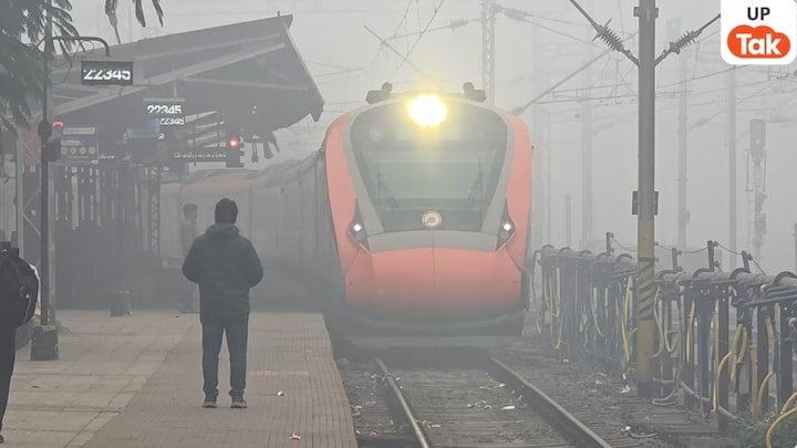 10-10 घंटे लेट रही ये प्रीमियम ट्रेनें, भयानक ठंड में DDU जक्शन पर बढ़ी यात्रियों की मुसीबत train delayed due to fog