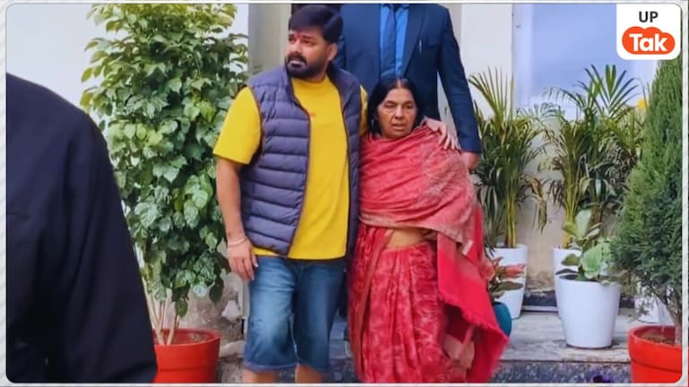 मुंबई में हैं 4 मकान! अब लखनऊ के इस लग्जरी फ्लैट में शिफ्ट हुए पवारस्टार पवन सिंह Pawan singh with his mother