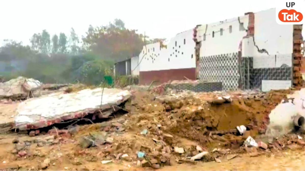 बुलडोजर एक्शन से पहले ही आधी रात को हथौड़े से तोड़ ढहा दी गई मदीना मस्जिद, संभल में मुस्लिम समुदाय ने लिया चौंकाने वाला फैसला