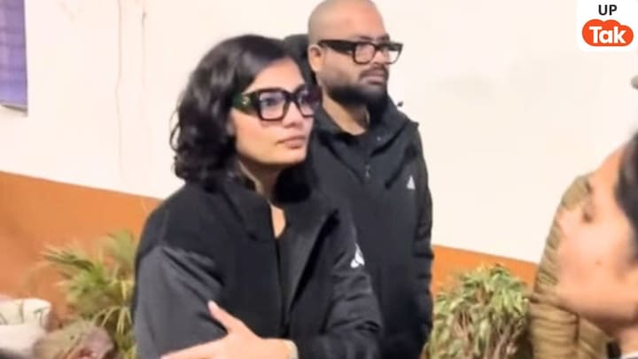 नेहा सिंह राठौर पहुंच गईं लखनऊ के हजरतगंज थाने! वहां उनके साथ क्या-क्या हुआ सब जानिए UP Tak