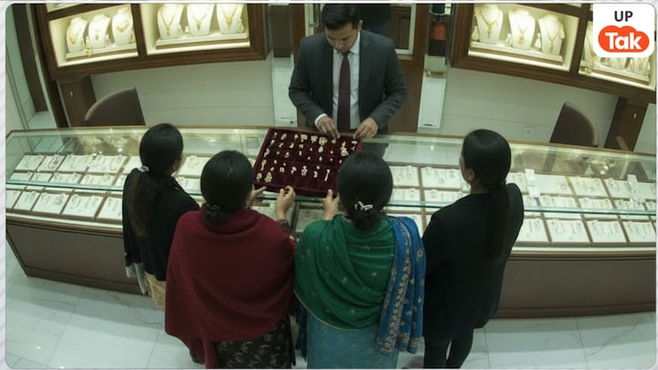 मुस्कुराती महिलाओं ने मीठी बातों में उलझाया और प्रयागराज की मशहूर ज्वैलरी शॉप से नंगी आंखों के सामने पार कर गईं गहने! group of women stole jewellery