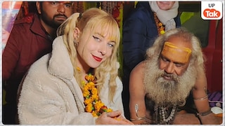 माघ मेले में नागा बाबा मनमौजी रामपुरी के साथ बैठी इटली की ये 22 साल की लड़की कौन? जादू हो गया इनपर! UP Tak
