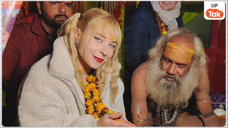 माघ मेले में नागा बाबा मनमौजी रामपुरी के साथ बैठी इटली की ये 22 साल की लड़की कौन? जादू हो गया इनपर! Who is Lucrecia