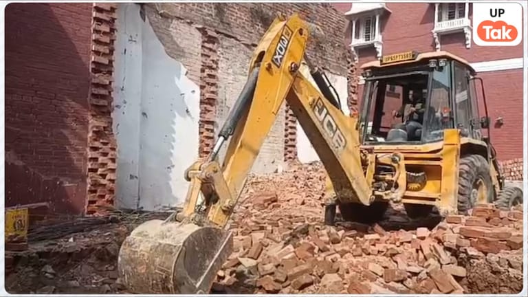 बनारस की दालमंडी में घुस गया बुलडोजर... मुस्लिम बहुल इस इलाके में अब क्या करने की तैयारी? Varanasi News