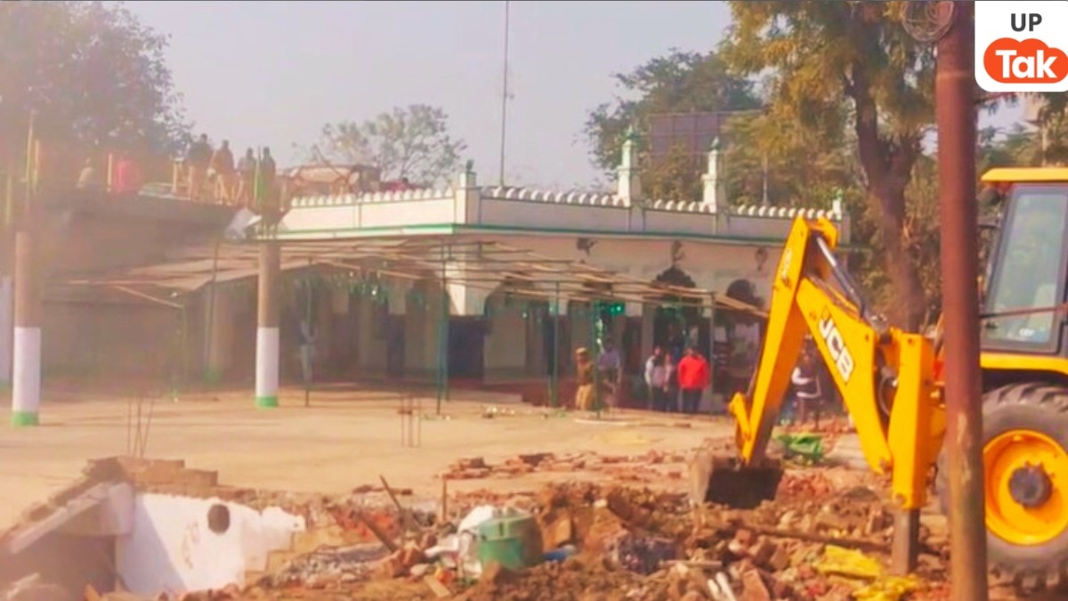 Deoria, Deoria News, Deoria Police, Bulldozer ran on Deoria Mazar, Deoria SDM, Bulldozer ran on Mazar in Deoria, UP News, देवरिया, देवरिया न्यूज, देवरिया पुलिस, देवरिया मजार पर चला बुलडोजर