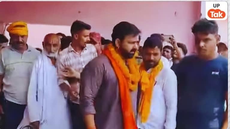 गोरखपुर में पावरस्टार पवन सिंह के शो में हो गया भारी बवाल, चली कुर्सियां पर क्यों? Pawan Singh in Gorakhpur