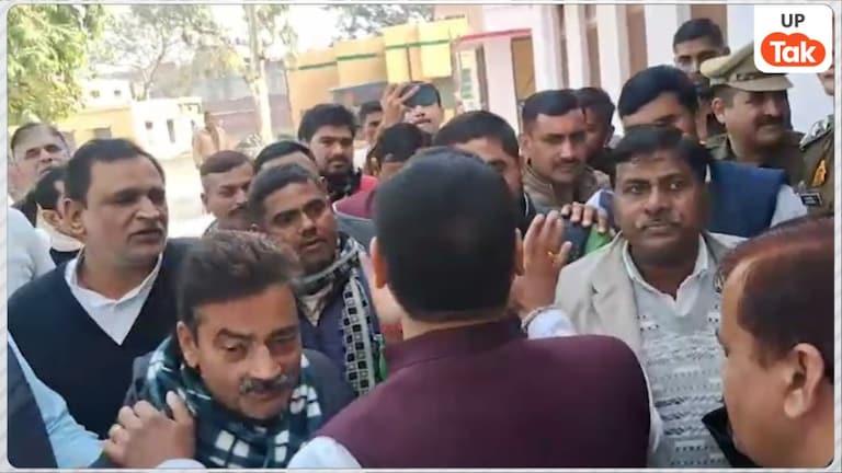 संभल में पूर्व बीजेपी MLA अजीत यादव और सपा विधायक के बेटे अखिलेश यादव के बीच हाथापाई, देखती रही पुलिस! Sambhal Viral Video