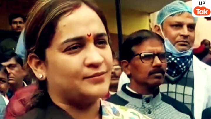 तलाक को लेकर सवाल हुआ तो भड़क गईं अपर्णा यादव और गलत समय पर फोटो लेने की कहने लगीं बात Aparna Yadav, Aparna Yadav news, Aparna Yadav video, Aparna Yadav viral video, bjp Aparna Yadav, up news, up politics, अपर्णा यादव, अपर्णा यादव तलाक, अपर्णा यादव तलाक केस, प्रतीक यादव, यूपी न्यूज