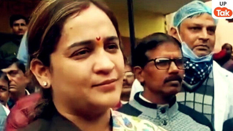 तलाक को लेकर सवाल हुआ तो भड़क गईं अपर्णा यादव और गलत समय पर फोटो लेने की कहने लगीं बात Aparna Yadav, Aparna Yadav news, Aparna Yadav video, Aparna Yadav viral video, bjp Aparna Yadav, up news, up politics, अपर्णा यादव, अपर्णा यादव तलाक, अपर्णा यादव तलाक केस, प्रतीक यादव, यूपी न्यूज