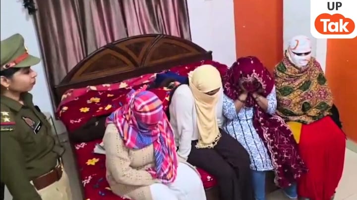 इस्तेमाल किए गए और नए कॉन्डम के पैकेट के साथ ये 3 लड़कियां वाराणसी में पकड़ी गईं! इनके साथ ये महिला भी थी UP Tak