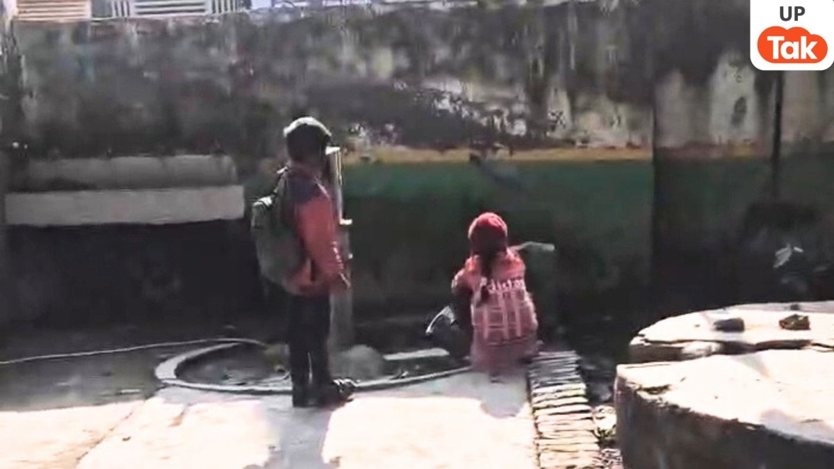 सहारनपुर में बच्चे हैंडपंप के नीचे बैठ धो रहे थे बर्तन, मासूमों ने कहा- मैडम के कहने पर ऐसा किया