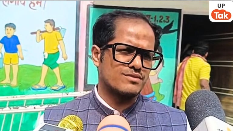 बेटी का एडमिशन आंगनबाड़ी में कराने वाले चित्रकूट के DM पुलकित गर्ग को जानिए, इनकी कहानी प्रेरणादायक UPTak