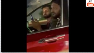 नोएडा के पर्थला पुल पर कार में थीं महिलाएं... पीछे से आए दो लड़कों ने फ्लाइंग किस दे की बदतमीजी, दोनों के ये हैं नाम UP Tak