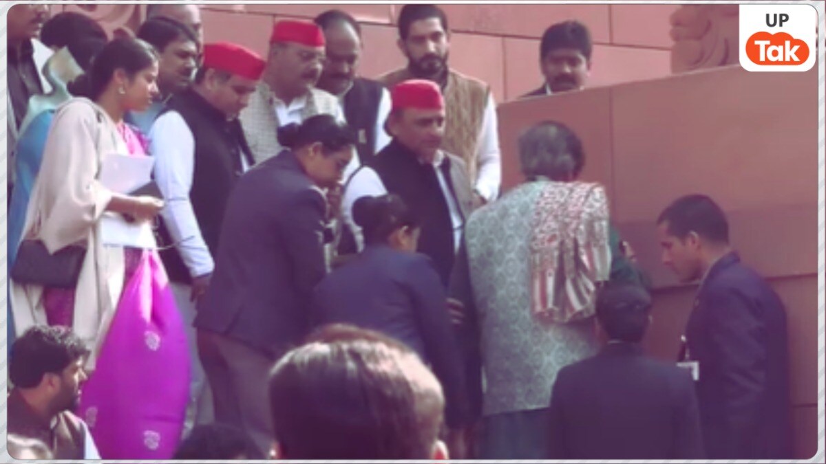 संसद के बाहर ही सीढ़ियों से फिसलकर गिर गए शशि थरूर तभी अखिलेश यादव ने ये करके जीत लिया दिल Shashi Tharoor slipped