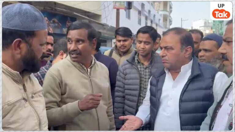 'पागल मैन यू आर टोटली स्टूपिड'... कानपुर में सपा विधायक हसन रूमी ने अफसरों को ये क्या कह दिया! Kanpur News