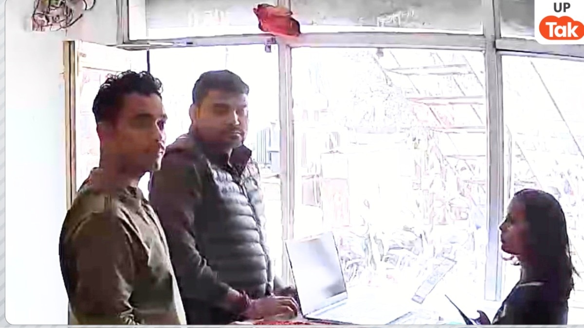 पुलिस जवान मिथिलेश यादव और धनंजय बिंद ने शोरूम से चुराया मोबाइल? जौनपुर का ये सीन आपको सन्न कर देगा