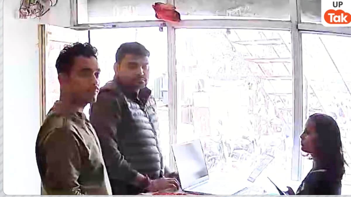 पुलिस जवान मिथिलेश यादव और धनंजय बिंद ने शोरूम से चुराया मोबाइल? जौनपुर का ये सीन आपको सन्न कर देगा तस्वीर में मिथिलेश यादव और धनंजय बिंद
