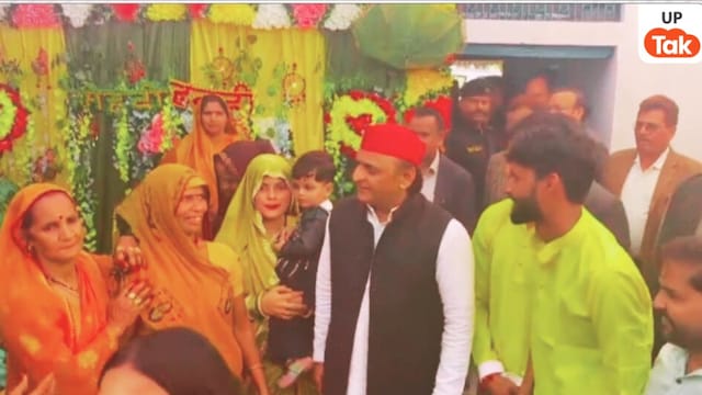Akhilesh Yadav surprise visit, wedding etawah, matha aloo, अखिलेश यादव मठा के आलू, इटावा न्यूज, अखिलेश यादव, Etawah, Viral Video, मठा के आलू, समाजवादी पार्टी, मुलायम सिंह यादव, राजनीति