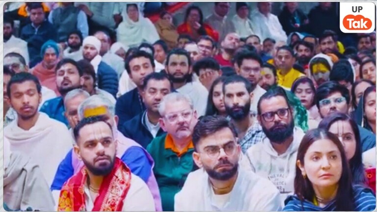 देसी लुक में प्रेमानंद महाराज के पास पहुंचे विराट-अनुष्का, फर्श पर बैठकर सत्संग में डूबे आए नजर Virat and Anushka in Vrindavan