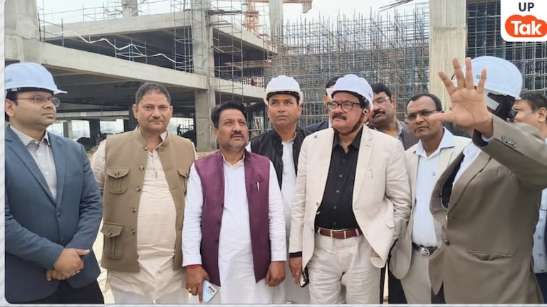 आगरा एयरपोर्ट की डेट फिक्स, डेडलाइन की तारीख सामने आई... यहां मिलेंगी ये 5 टॉप सुविधाएं अधिकारियों संग एयरपोर्ट का निरीक्षण करते मंत्री एसपी सिंघ बघेल