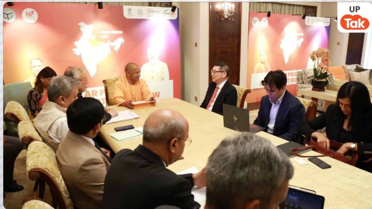 सिंगापुर पहुंचे CM योगी आदित्यनाथ ने सबसे पहले की ये खास मीटिंग, क्या क्या हुआ सब जानिए