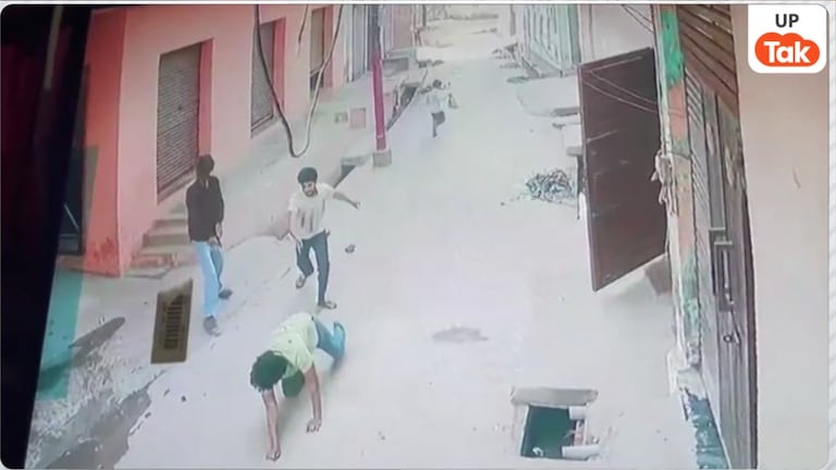 ग्रेटर नोएडा में जेल से छूटकर आए नितिन पर सचिन ने ताबड़तोड़ बरसाईं गोलियां, घर के बाहर का ये मंजर खौफनाक Noida Crime News