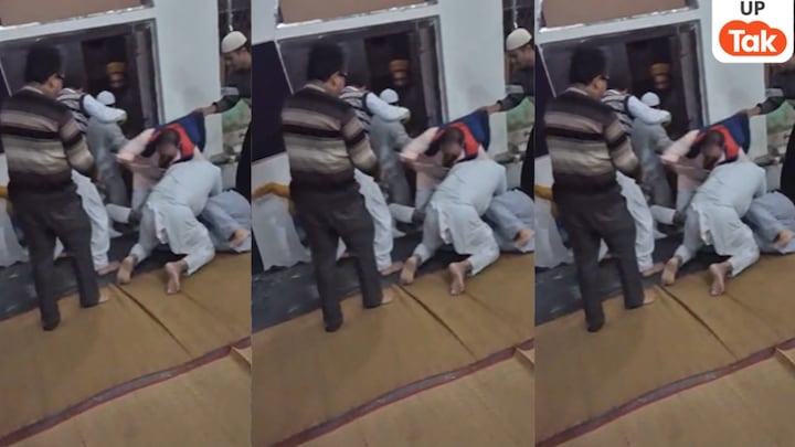 मेरठ की मस्जिद में आपस में भिड़ पड़े नमाजी, खूब चले लात-घूंसे फिर पता चली मिठाई वाली ये बात Meerut News, Meerut, Meerut viral news, Meerut viral video, up news, up viral, up viral video, मेरठ, मेरठ न्यूज, मेरठ वायरल न्यूज, मेरठ मस्जिद