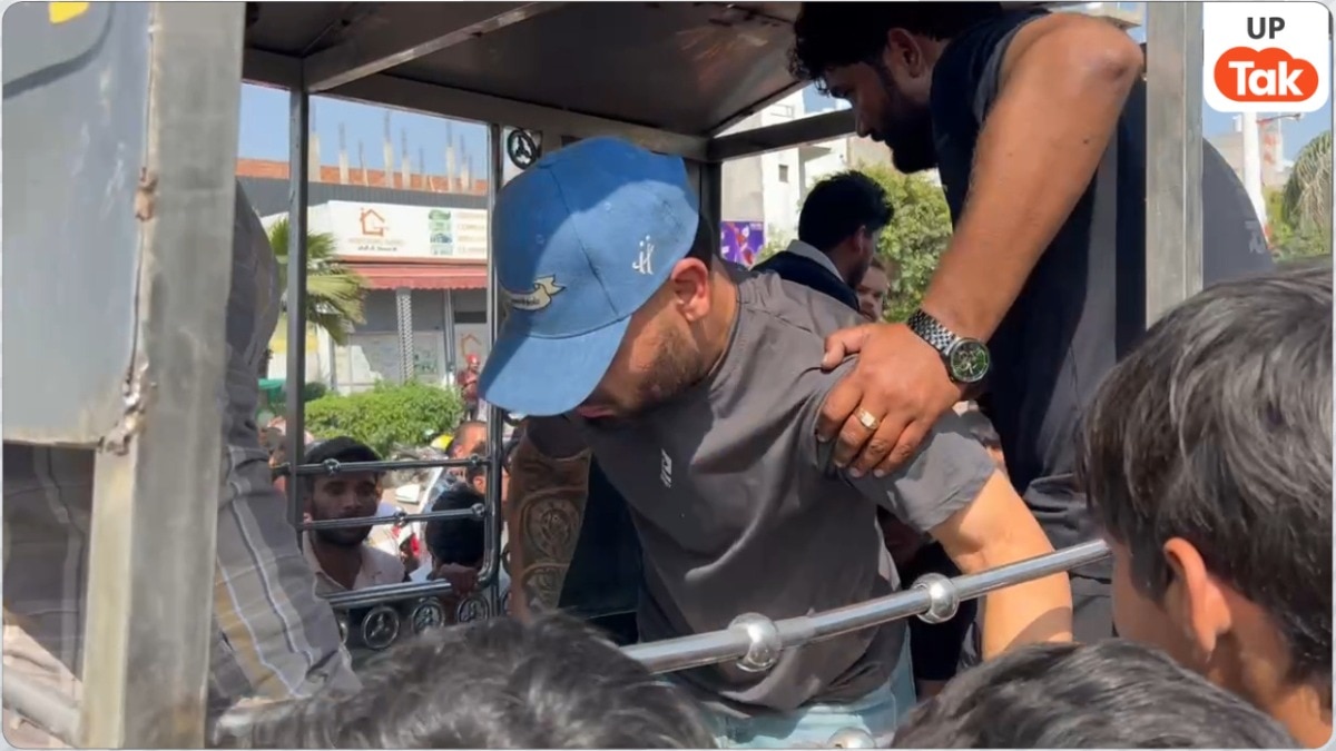 पिता का पार्थिव शारीर देख टूट गए रिंकू सिंह,  शव वाहन में बैठे तो ऐसा था क्रिकेटर का हाल