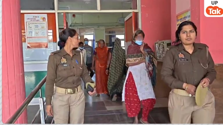 ये बंदरिया वाली चला रही थी सेक्स रैकेट और अचानक इसके घर से निकल भागने लगे अर्ध नग्न युवक! फिरोजाबाद में गजब का कांड Firozabad News