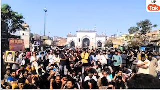 अयातुल्लाह खामेनई की मौत के बाद लखनऊ की सड़कों पर बैठ लोग रोने लगे, फिर आक्रोश में लगाए ये नारे Ayatollah Khamenei, Lucknow News