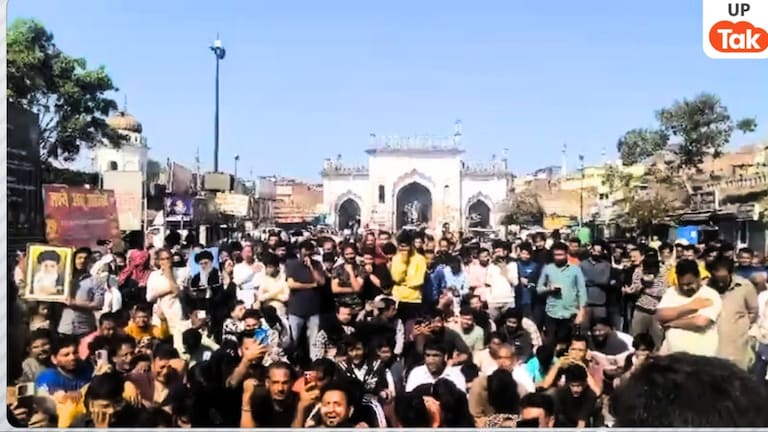 अयातुल्लाह खामेनई की मौत के बाद लखनऊ की सड़कों पर बैठ लोग रोने लगे, फिर आक्रोश में लगाए ये नारे Ayatollah Khamenei, Lucknow News